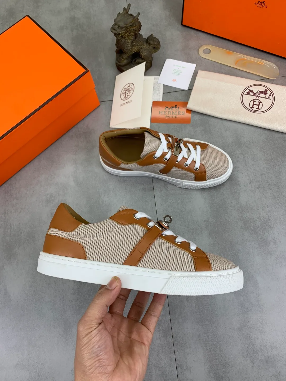 Men's men's shoes 💰P640 New Hermes top version Hermès classic couple style #𝐊𝐞𝐥𝐥𝐲 buckle casual white shoes skateboard shoes that will not conflict with shoes at all. Full of unknowns, Hermès rarely produces flat casual shoes and they are paired with classic palladium-plated Kelly shoe buckles! You'll fall in love with it at first sight. It's super versatile and can be worn with any skirt or pants. 🉑️Close your eyes and wear it. It's super noble. Fabric: Specific cowhide/canvas material. Lining: Sheepskin lining. Outsole: Original molded TPU outsole. Size: 35-45.